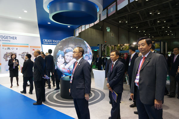 ▲ KOICA 전시관 영상을 관람하는 귀빈들. ⓒKOICA 제공