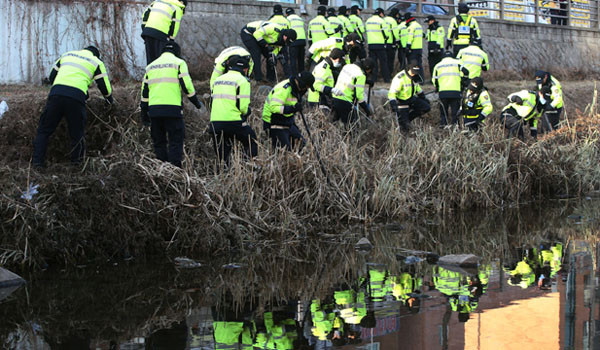 ▲ 경찰 기동대 대원들이 수원천 주변을 수색하고 있다. ⓒSBS 관련 보도화면 캡쳐