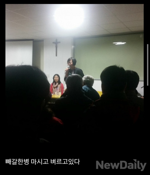 ▲ ▲ 오 모군이 10일 전북 익산 신동성당에서 인화물을 투척하기 직전 인터넷에 올린 사진 ⓒ모 인터넷 커뮤니티 사이트 캡쳐