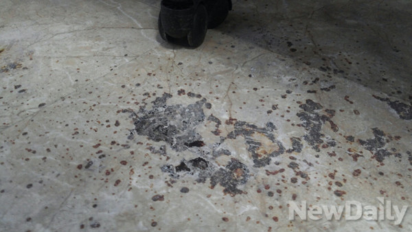 ▲ ▲신동성당 내부 식당 바닥에는 인화물질로 인한 그을음이 아직도 남아있었다. ⓒ뉴데일리 유경표 기자
