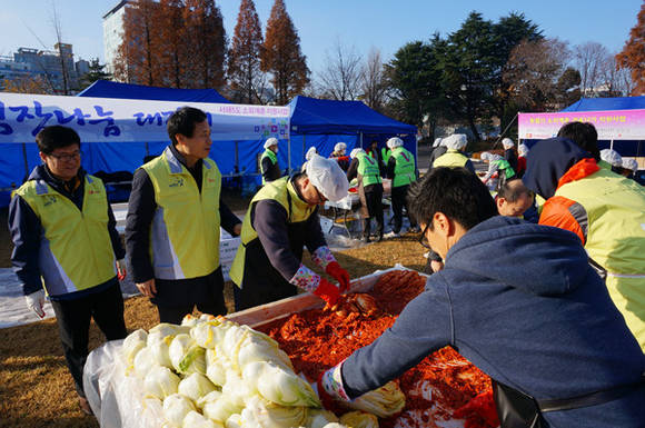 ▲ 티브로드는 백령도, 연평도 등에 거주하는 노인들을 위해 김장김치 전달 행사를 가졌다.ⓒ티브로드