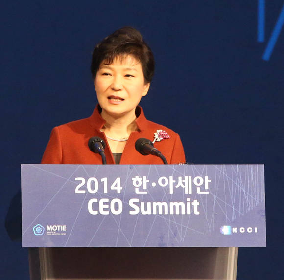 ▲ '한-아세안 CEO 서밋'을 찾은 박근혜 대통령이 기조연설을 통해 기업인들을 격려하고 있다. ⓒ대한상의