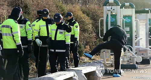 ▲ 11일 오후 토막시신 일부가 든 것으로 추정되는 비닐봉지 4개가 추가로 발견된 경기도 수원시 수원천 주변에서 경찰 병력이 수색 작업을 벌이고 있는 가운데 한 시민이 운동을 하고 있다.ⓒ 사진 연합뉴스