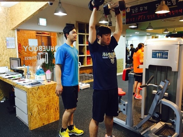 ▲ 휘트니스에서 개인 훈련에 임하고 있는 윤완주와 전병우 선수.ⓒ뉴데일리 최상인 기자