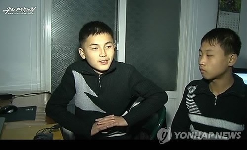 ▲ 대남 선전용 웹사이트 '우리민족끼리TV'는 9일 "문철, 정광영, 류광혁, 박광혁은 영웅혜산시제1중학교에서 공부하고 있고, 백영원은 함흥사범대학 예능학부에서 자기의 재능을 마음껏 키우고 있다"고 주장했다. 사진은 TV가 공개한 리광혁(왼쪽)과 류철룡 학생의 모습. 2014.12.9 ⓒ연합뉴스