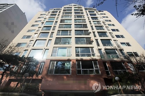 ▲ 적막감 감도는 박지만 EG회장 자택 (서울=연합뉴스) 윤동진 기자 = '비선실세 국정개입 문건 의혹'을 수사하는 검찰이 박지만 EG 회장을 참고인 신분으로 조사하는 방안을 검토 중인 가운데 11일 오후 박 EG회장의 서울 청담동 자택에 적막감이 감돌고 있다.ⓒ 사진 연합뉴스