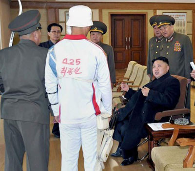 ▲ "이 사람이 내 이름 달고 마라톤 뛰면 안 돼? 내가 다리가 아파서 말이야…." 북한 양궁선수와 면담하는 김정은. 김정은은 어릴 적에는 농구를 좋아했다고 한다. 하지만 현재는 점프를 할 수 없어 보인다. ⓒ北선전매체 보도화면 캡쳐