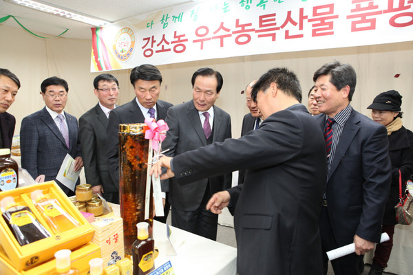 ▲ 의성군농업기술센터가 마련한 강소농 성과 발표회에 김주수 의성군수가 참석해 노민들의 재배한 우수 농특산물들을 둘러보고 있다ⓒ의성군 제공