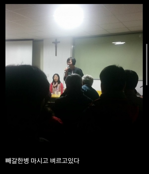 ▲ ▲오 모군이 범행 직전 토크콘서트장 내부에서 직접 찍어 인터넷에 올린 사진. ⓒ모 인터넷 사이트 캡쳐