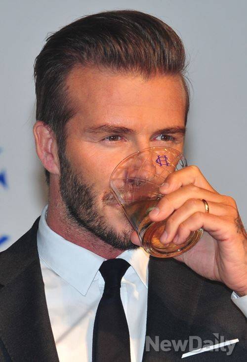 ▲ 영국의 축구스타이자 마이애미 구단주로 활약 하고 있는 데이비드 베컴(David Beckham)이 지난달 5일 오후 서울 용산 한남동 그랜드 하얏트 호텔에서 열린 '헤이그 클럽' 공식 런칭 행사에 참석해 위스키를 마시고 있다.