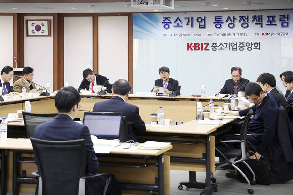 ▲ '제4차 중소기업 통상정책포럼'에서 참석자들이 한·중 FTA 타결에 따른 대응방안을 논의하고 있다. ⓒ중기중앙회