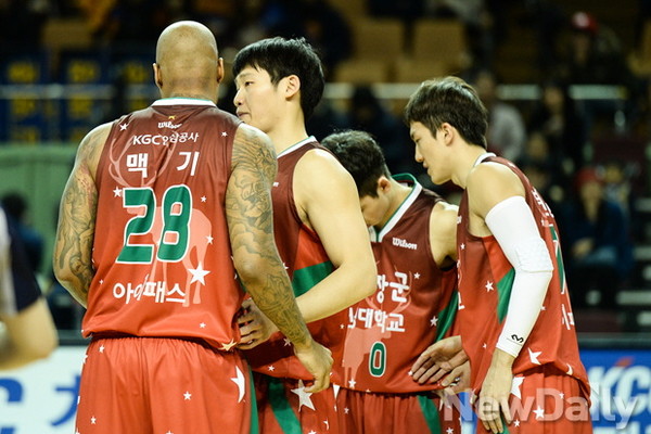▲ 안양 KGC 인삼공사가 울산 모비스 피버스를 꺾고 공동 6위로 올라섰다.ⓒ프로농구연맹