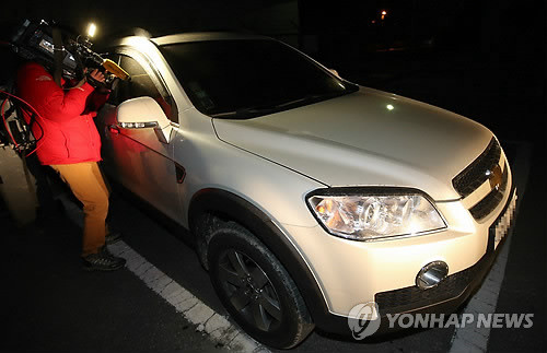 ▲ '문건 유출' 혐의 경찰 숨진 채 발견된 차량 (이천=연합뉴스) 신영근 기자 = 청와대 문건을 유출한 혐의를 받는 서울경찰청 정보1분실 최모 경위가 13일 오후 경기도 이천에서 숨진 채 발견된 차량.ⓒ 사진 연합뉴스