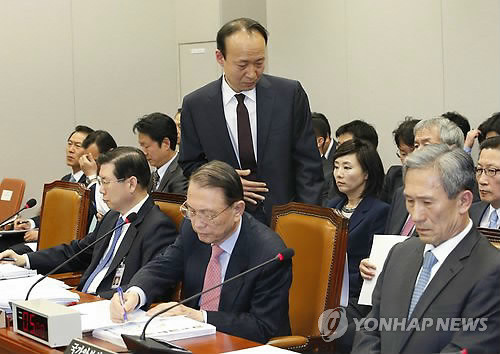 ▲ 이재만 청와대 총무비서관이 국회 운영위원회 전체회의에서 의원들의 질의에 답변한 뒤 자리로 이동하고 있다. ⓒ 연합뉴스