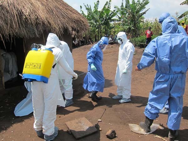 ▲ 2012년 우간다에서 에볼라 바이러스 확산을 막기 위해 파견된 美CDC 의료인력들. ⓒ뉴데일리