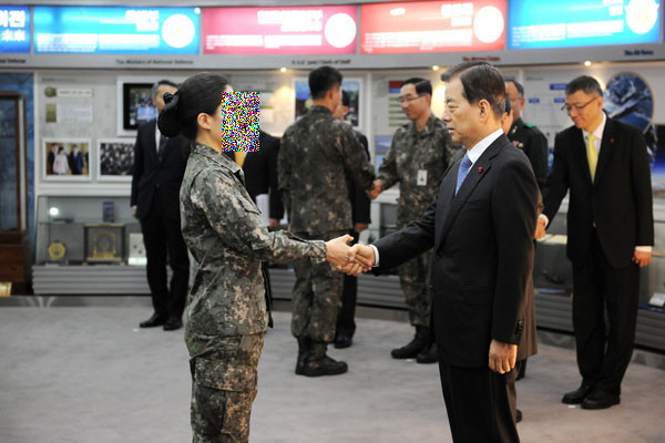 ▲ 에볼라 확산 저지를 위해 시에라리온으로 가는 군 의료인력들이 한민구 국방장관 등 군 수뇌부에 신고를 하고 있다. ⓒ국방부 제공