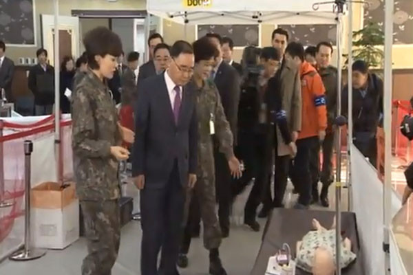 ▲ 에볼라 대응 긴급구호대의 사전훈련 현장을 돌아보는 정홍원 국무총리. ⓒ관련 보도화면 캡쳐