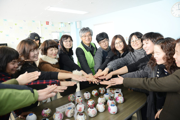 ▲ 대구사이버대 봉사동아리 회원 30여명과 홍덕률 총장이 지난 13일 대구시 동구 신서동에 있는 아동복지시설에서 자원봉사를 펼쳤다.ⓒ대구사이버대 제공