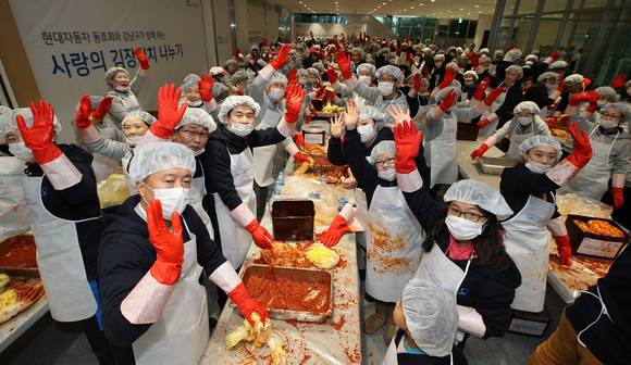 ▲ '사랑의 김장김치 나누기' 행사에 참가한 자원봉사자들이 기념 촬영을 하고 있다. ⓒ현대차