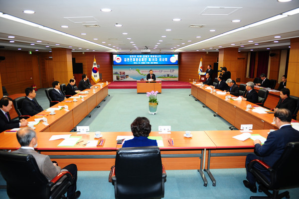 ▲ 김천시인재양성재단이 박보생 이사장을 비롯한 재단 이사들이 참석한 가운데 2014년도 김천시인재양성재단 제16차 이사회를 개최하고 있다.ⓒ김천시 제공