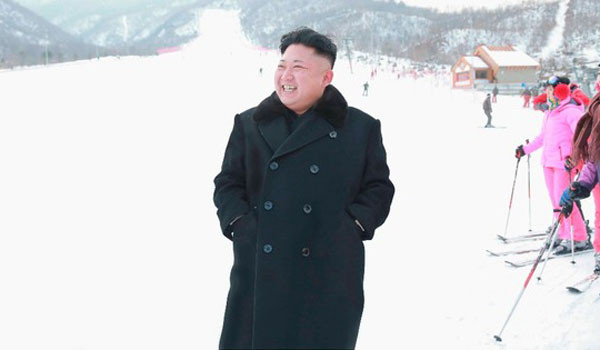 ▲ "헤헤…. 정은이 스키장 좋아한다. 너무 좋다." 완공된 마식령 스키장에서 바보처럼 웃고 있는 정은이. ⓒ北선전매체 캡쳐