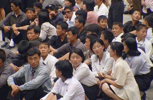 ▲ 정치얘기를 귀속말로 하는 북한주민들 (자료사진)
