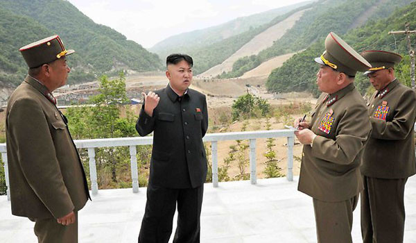 ▲ "소니 쟤네들은 내 말 들었으면 망신 안 당했을 거 아냐…." 일본 소니 회장이 소니 영화사에 보내 김정은의 머리가 터져 죽는 장면을 수정하라고 지시한 것이 드러나 논란이 일고 있다. ⓒ北선전매체 보도화면 캡쳐