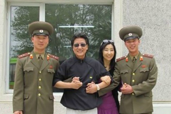 ▲ 방북 당시 신은미씨와 남편 정씨가 인민군의 손을 잡고 기뻐하고 있는 모습. ⓒ신은미 기행문 화면캡쳐