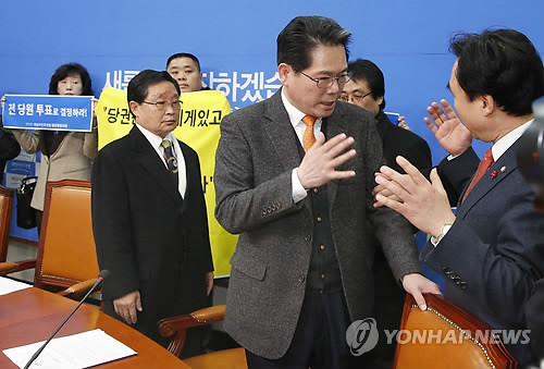 ▲ 새정치민주연합 평당원협의회 소속 당원들이 15일 오전 국회 새정치연합 당대표실을 점거해 농성하고 있는 가운데, 임홍채 평당원협의회 상임대표(가운데)와 윤관석 수석사무부총장(오른쪽)이 점거 농성을 푸는 문제를 놓고 격론을 벌이고 있다. ⓒ연합뉴스 사진DB