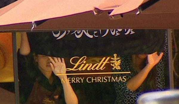 ▲ 호주 시드니 도심지에서 일어난 인질극 상황. 인질들이 검은 깃발을 내보이고 있다. ⓒ美폭스뉴스 보도화면 캡쳐