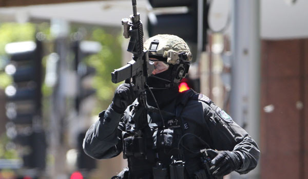 ▲ 호주 시드니 인질극이 벌어진 마틴 플레이스에서 범인들과 대치 중인 경찰 특수부대. ⓒ캐나다 CTV뉴스 보도화면 캡쳐