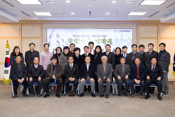 ▲ (재)구미시장학재단(이사장 남유진)은 지난 12일 구미시청 3층 상황실에서 14개 단체 및 개인이 총 3,150만원의 장학기금을 기탁하는 뜻 깊은 자리를 갖고 기념촬영을 하고 있다ⓒ구미시 제공