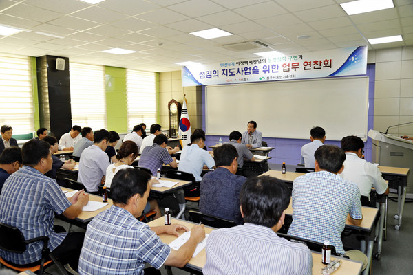 ▲ 섬김의 지도사업을 위한 농업기술센터 직원업무연찬에 참석한 이정백 시장이 인사말을 하고 있다.ⓒ상주시 제공