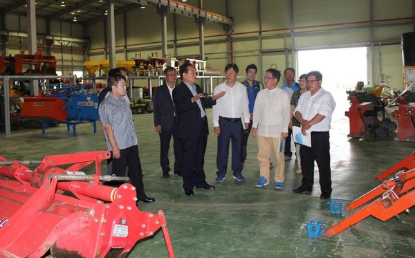 ▲ 상주시의 발달된 농업을 견학하기 위해 상주시를 방문한 페루주지사가 상주농업기술센터 농기계 대여소하고 둘러보고 있다.ⓒ상주시 제공
