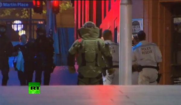 ▲ 경찰의 급습으로 인질범 모니스가 사살된 직후 인질을 부축해 데려나오는 경찰 특수부대. ⓒ러시아 투데이 방송화면 캡쳐