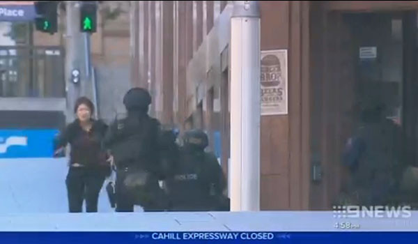 ▲ 인질극이 시작된 지 얼마 뒤 범인의 눈을 피해 도망친 한국교민 배 모 씨. ⓒ호주 뉴스9 방송 캡쳐