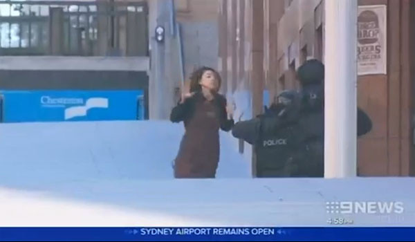 ▲ 한국 교민 배 씨에 이어 카페에서 도망친 중국계 호주인 래리 첸. ⓒ호주 뉴스9 방송 캡쳐