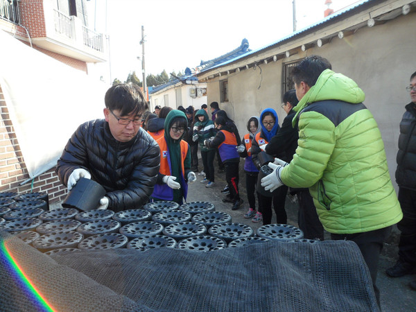 ▲ 상주 로타리클럽 회원들과 상주공고 하이테크 인터렉트 학생, 상주여고 목련인터렉트 학생들이 지역의 어려운 가구에 사랑의 연탄을 배달하고 있다. ⓒ상주시 제공