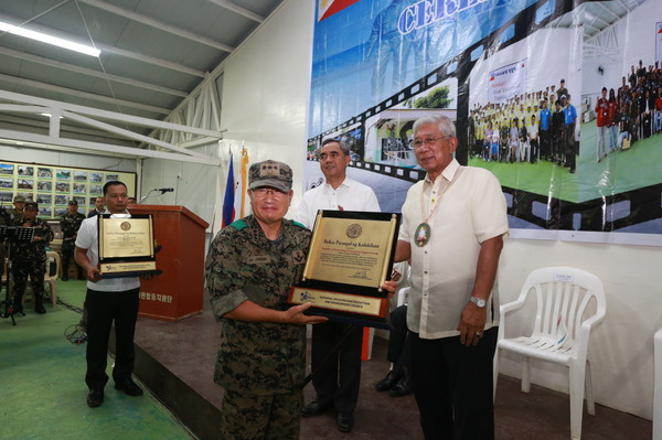 ▲ 필리핀 합동지원단장(이철원 대령)이 필리핀 국방장관(볼테르 가즈민)으로 부터 재해복구유공자에게 수여되는 bakas parangal 훈장을 수여받고 있다.ⓒ합참