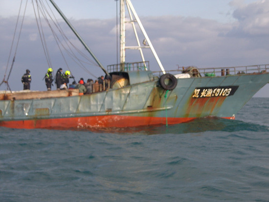 ▲ 중국어선을 단속중인 해경 2014.12.15 ⓒ 국민안전처