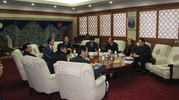 ▲ 구미시가 시청 국제통상협력실에서 남유진 시장 외 시 및 화물협회 관계자 25여 명이 참석한 가운데 '화물공영차고지 타당성 검토 및 기본계획수립 용역' 보고회를 갖고 있다. ⓒ 구미시 제공