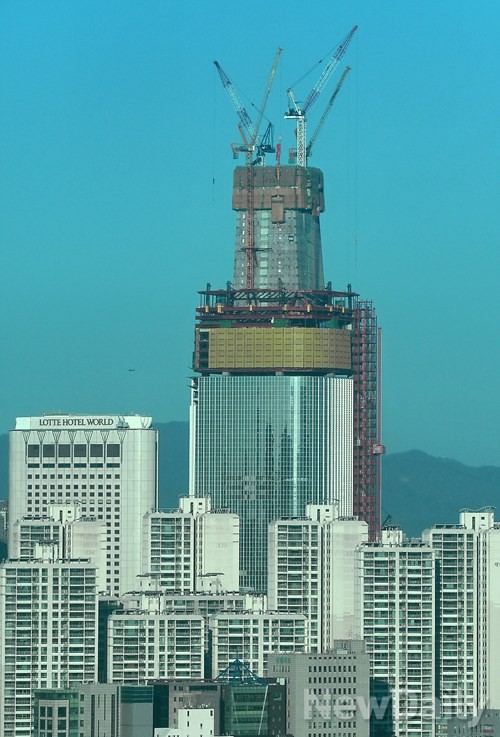 ▲ ▲공사 중 사망사고가 무려 3차례나 발생한 제2롯데월드 ⓒ뉴데일리DB