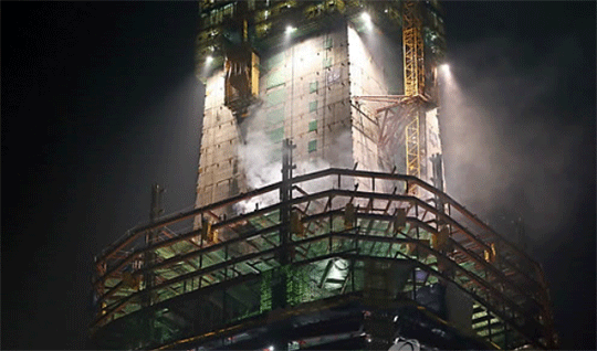 ▲ 지난 2월 16일 오전 0시, 제2롯데월드 공사장 46층에서 화재가 발생한 모습. 불은 25분만에 진화됐고 다행히 인명피해도 발생하지 않았지만  이후에도 크고작은 사고는 계속 이어졌다.  ⓒ연합뉴스