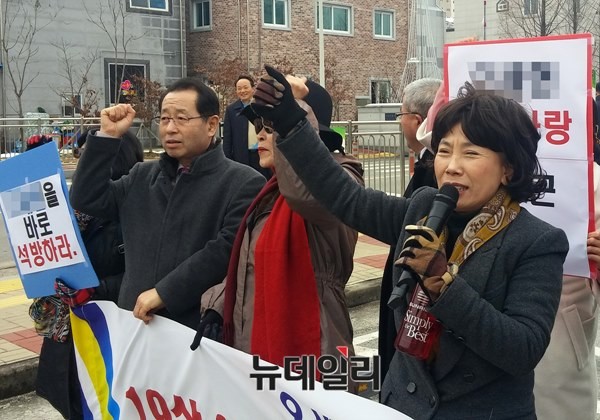 ▲ 주옥순 엄마부대봉사단 대표가 익산경찰서와 익산 시민들을 향해 오 군의 '무죄방면'을 호소했다.ⓒ 사진 뉴데일리 김정래 기자