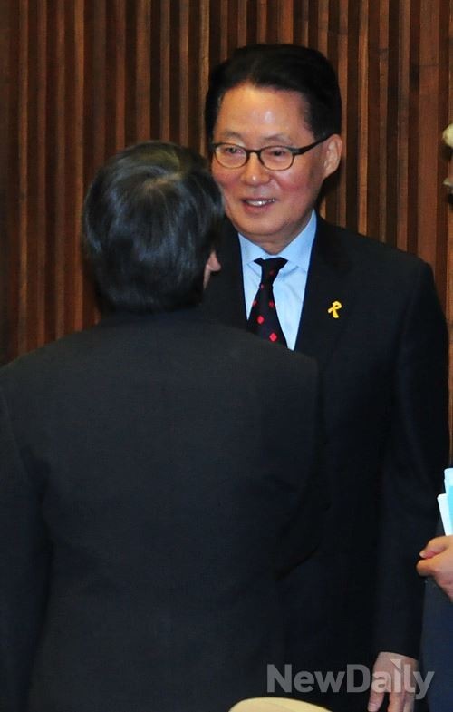 ▲ 새정치민주연합 박지원 의원, 등진사람은 안철수 의원이다. ⓒ 뉴데일리 이종현 사진기자