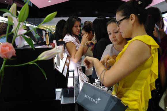 ▲ 미샤 멕시코 매장에서 제품 테스트 중인 현지 소비자ⓒ에이블씨엔씨