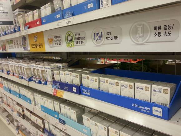 ▲ 지난 11일 저녁 이마트 용산점, 외산으로 가득찬 LED 조명 진열대 모습. ⓒ뉴데일리경제.