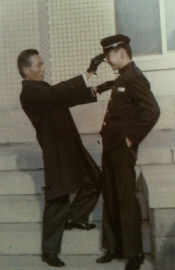 ▲ 고교생 아들 박지만의 교모를 잡아주는 아버지 박정희 대통령(청와대에서)