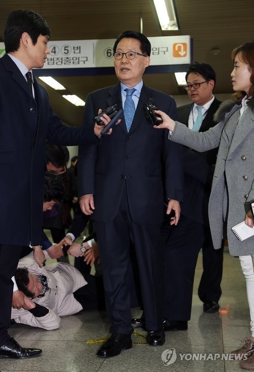 ▲ 저축은행에서 불법 자금을 받은 혐의로 불구속 기소된 박지원 의원이 서울 서초구 서초동 서울고등법원에서 열린 첫 공판에 출석하기 전 기자들의 질문에 대답하고 있다. 한 저축은행 피해자가 대답하는 박 의원에게 억울함을 호소하고 있다. ⓒ연합뉴스