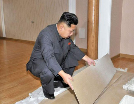 ▲ "남조선에서는 금괴도 나왔다는데 혹시 아빠가 여기다 비상금이라도 남기지 않았을까? 하, 아빠 나 돈 없어요…." 돈줄이 말라가는 김정은이 개성공단을 볼모로 땡강을 피우고 있다. ⓒ北선전매체 캡쳐